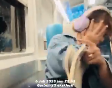 Detik-Detik Penumpang Kereta Api Dihantam Batu Saat Asyik Membaca Buku, PT KAI Kecam Keras Aksi Vandalisme