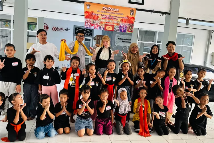 Lewat Garasi UMKM yang Didirikan Mas Dhito, Meril Kenalkan Seni Tari ke Wisatawan Asing