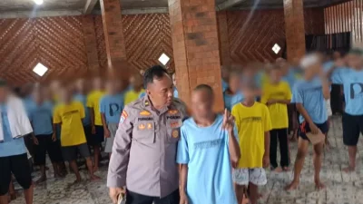 Ipda Purnomo anggota Polres Lamongan dengan ratusan ODGJ yang dirawat di balai perawatan (Suprapto