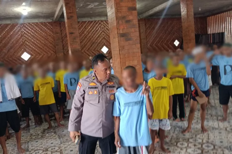 Ipda Purnomo anggota Polres Lamongan dengan ratusan ODGJ yang dirawat di balai perawatan (Suprapto