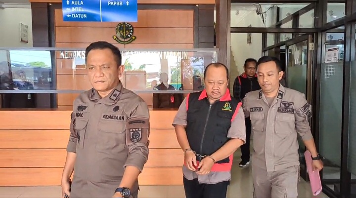 Dua Tersangka Korupsi Proyek Kolam Renang Dagangan Resmi Ditahan Kejari Kabupaten Madiun