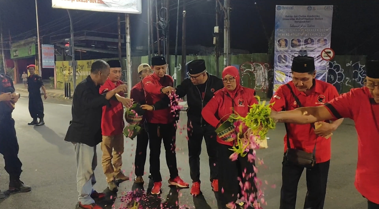 Peringati Kudatuli, DPC PDI Perjuangan Kota Madiun Gelar Tabur Bunga di Jalan