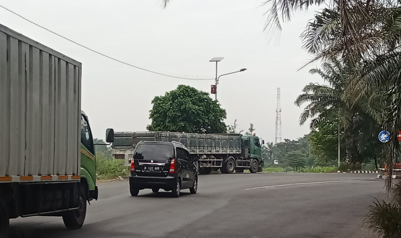 Truk Parkir Sembarangan di Jalur SLG–Pagu Dikeluhkan Warga, Berisiko Timbulkan Kecelakaan