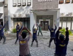 Linmas Kelurahan Pakunden Ikuti Pembinaan, Lurah Taufik Yusuf Tekankan Disiplin dan Kesiapsiagaan