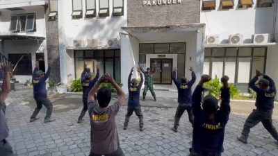 Linmas Kelurahan Pakunden Ikuti Pembinaan, Lurah Taufik Yusuf Tekankan Disiplin dan Kesiapsiagaan