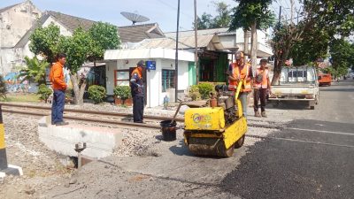 Tingkatkan Keamanan Jalur, KAI Daop 7 Madiun Benahi Geometri Rel di Puluhan Titik Perlintasan