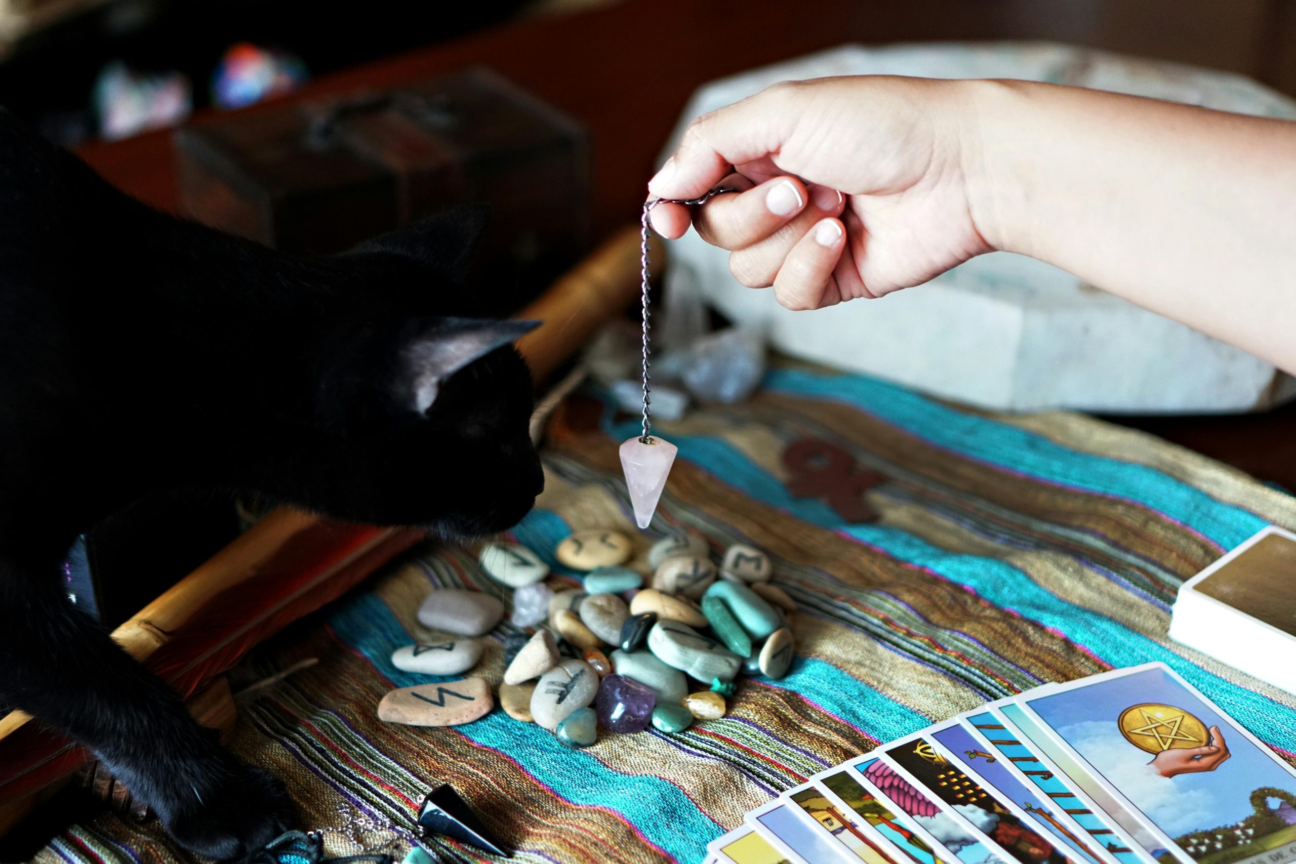 Ramalan Zodiak Hari Ini 2 Juli 2025: Cinta Capricorn Menghangat, Keuangan Sagitarius Tertekan!