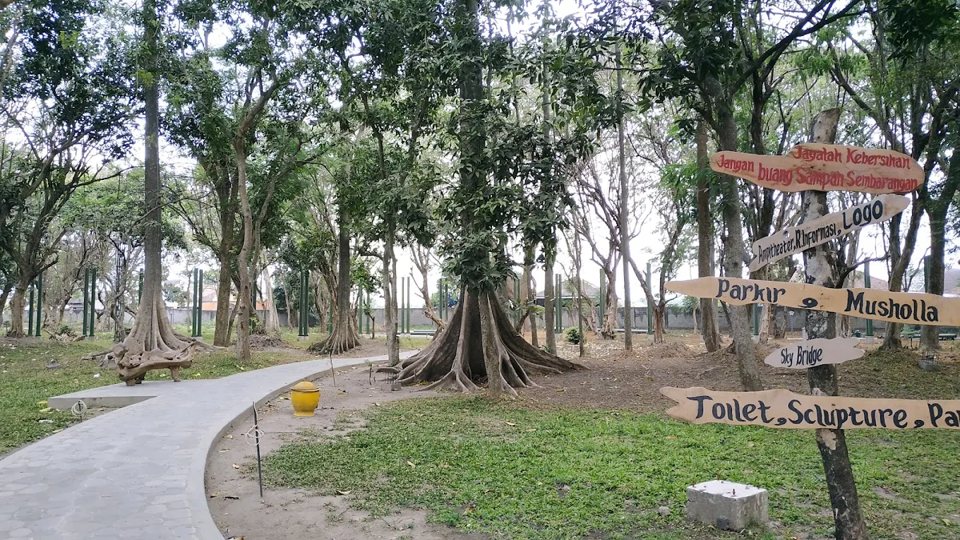 Butuh Udara Segar di Akhir Pekan Ini? Ini Rekomendasi Taman dan Ruang Terbuka Hijau di Kediri untuk Healing!