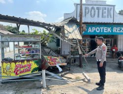 Rem Blong, Truk Petikemas Hantam Avanza dan Rusak Kios PKL di Blitar