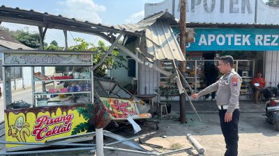 Rem Blong, Truk Petikemas Hantam Avanza dan Rusak Kios PKL di Blitar