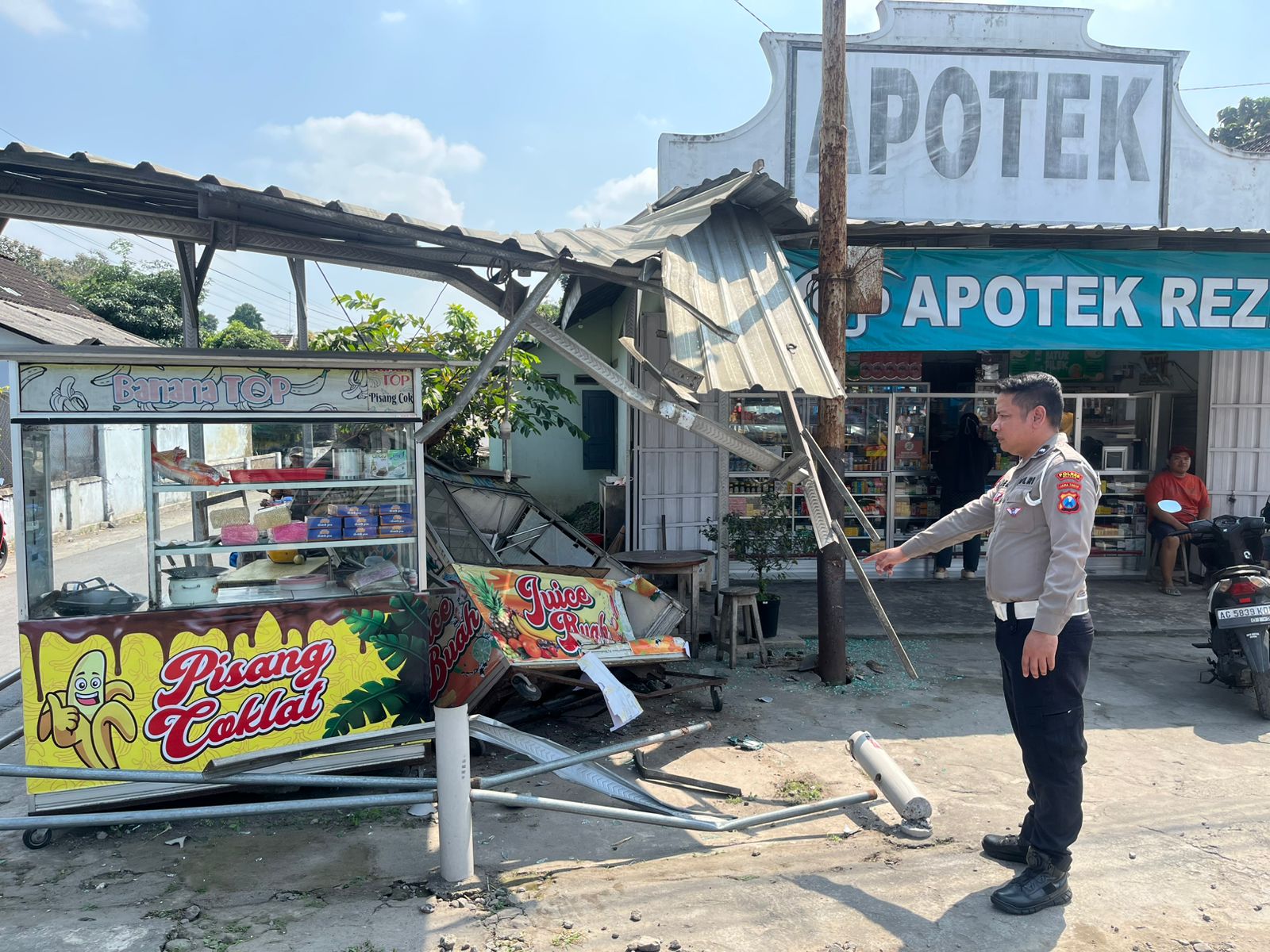 Rem Blong, Truk Petikemas Hantam Avanza dan Rusak Kios PKL di Blitar