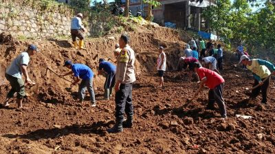Kerja Bakti di Selopanggung, Bhabinkamtibmas Polsek Semen Gandeng Ratusan Warga Antisipasi Longsor dan Jaga Lingkungan