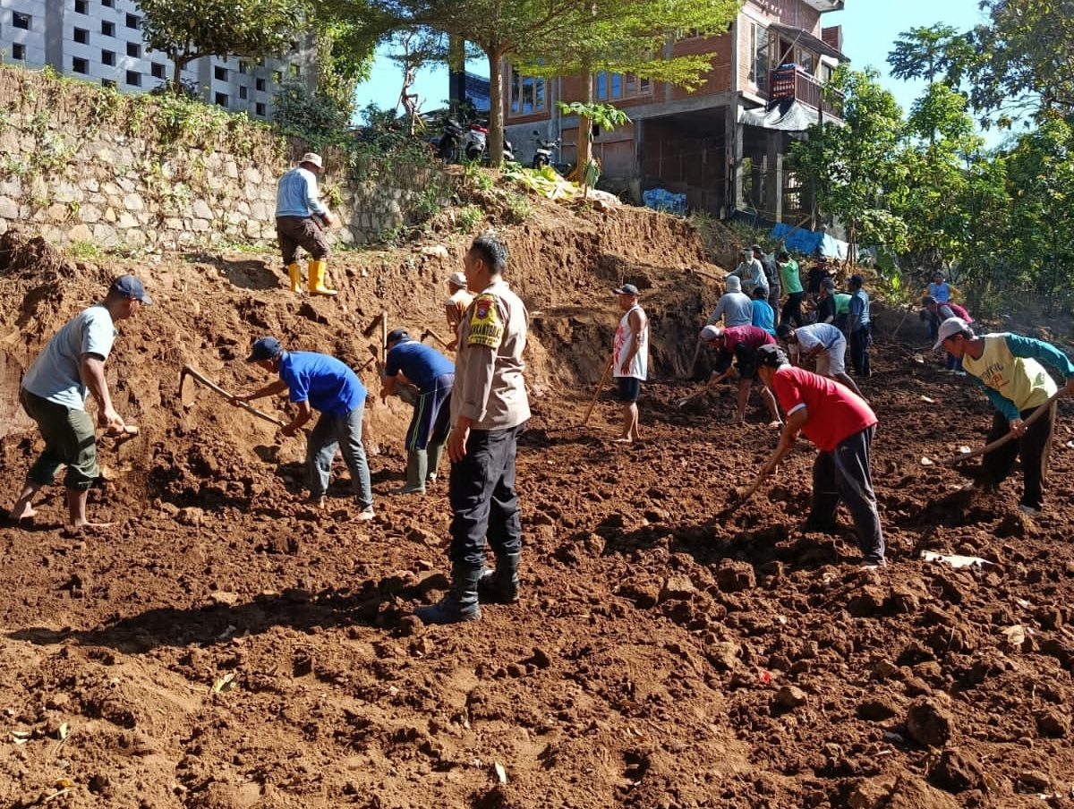 Kerja Bakti di Selopanggung, Bhabinkamtibmas Polsek Semen Gandeng Ratusan Warga Antisipasi Longsor dan Jaga Lingkungan