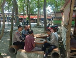 Ciptakan Wisata Sehat, Bhabinkamtibmas dan Lurah Tosaren Turun ke Sumber Cakarwesi