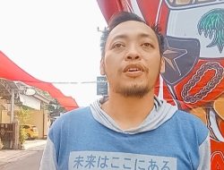 Warga Gang 2 Kelurahan Dandangan Kota Kediri Bentangkan Bendera Raksasa, Sambut HUT ke-80 RI