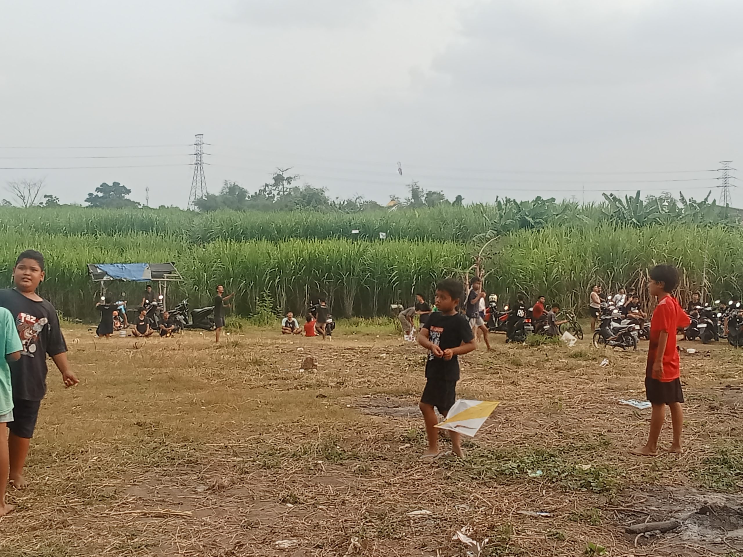 Hari Minggu, Anak-Anak Padati Sawah di Kelurahan Tosaren untuk Main Layangan, Hindari Kecanduan Gadged