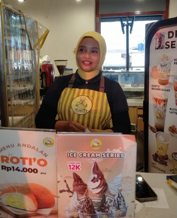 Roti'O Jadi Favorit Penumpang di Stasiun Kediri, Aroma Menggoda dan Pelayanan Hangat