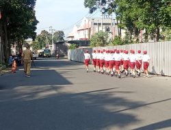 Sambut HUT RI ke-80, Siswa SDN Kaliombo 6 Semangat Latihan Baris-Berbaris di Depan Pendopo