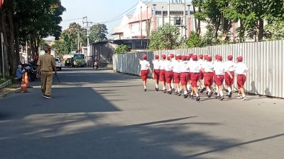 Sambut HUT RI ke-80, Siswa SDN Kaliombo 6 Semangat Latihan Baris-Berbaris di Depan Pendopo