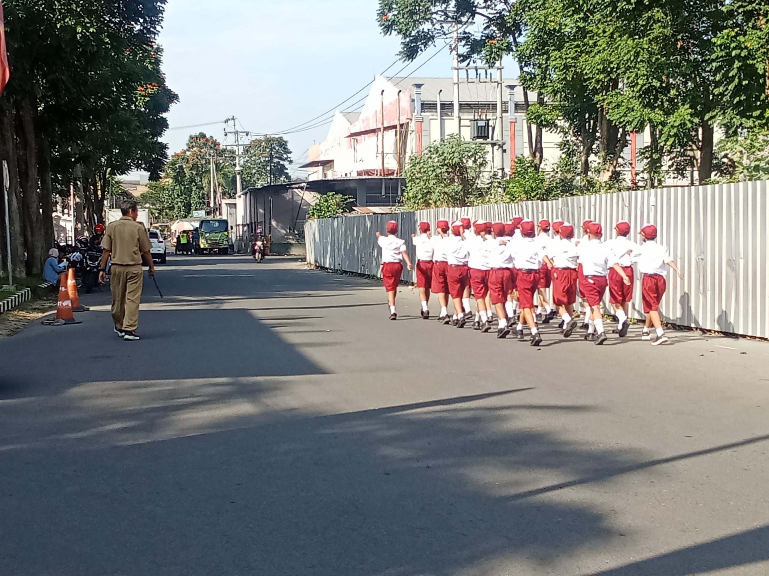 Sambut HUT RI ke-80, Siswa SDN Kaliombo 6 Semangat Latihan Baris-Berbaris di Depan Pendopo