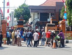 Warga Pojok Datangi Kejari Kediri, Pertanyakan Penyaluran Dana Dampak TPA