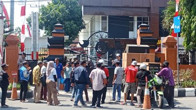 Warga Pojok Datangi Kejari Kediri, Pertanyakan Penyaluran Dana Dampak TPA