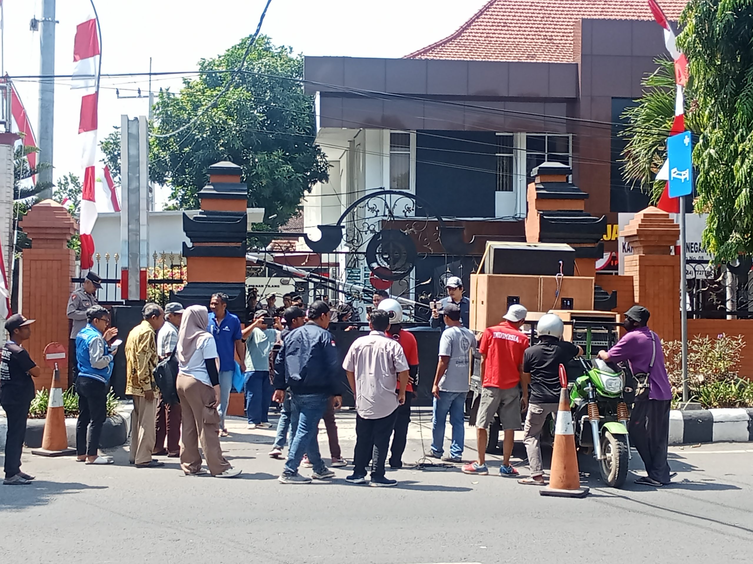 Warga Pojok Datangi Kejari Kediri, Pertanyakan Penyaluran Dana Dampak TPA