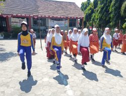 Sambut HUT RI ke-80, Siswa SDN Jamsaren 1 Antusias Latihan Gerak Jalan