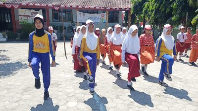 Sambut HUT RI ke-80, Siswa SDN Jamsaren 1 Antusias Latihan Gerak Jalan
