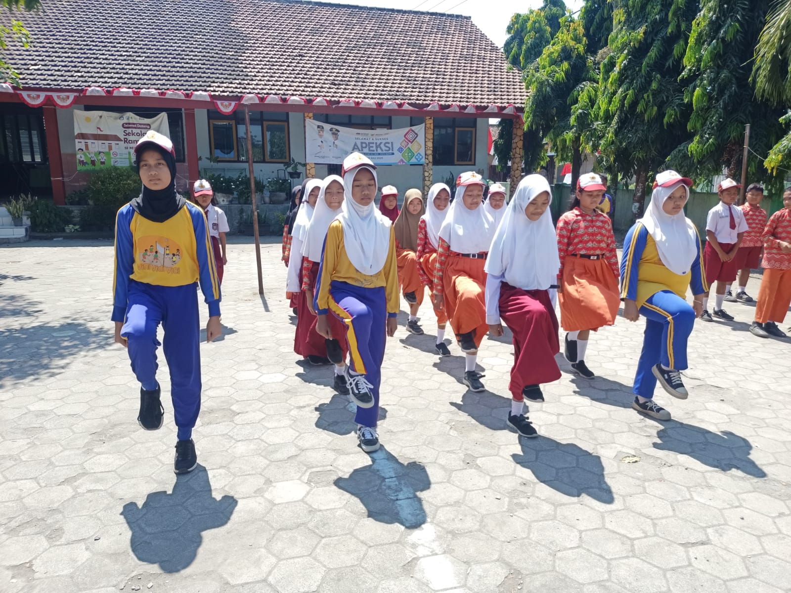 Sambut HUT RI ke-80, Siswa SDN Jamsaren 1 Antusias Latihan Gerak Jalan