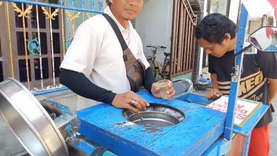 Budi Santoso Tetap Setia Jajakan Es Dong-dong di Kota Kediri Pasca Pandemi