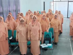 DWP Kemenag Kota Kediri Gelar Pertemuan Rutin, Anggota Antusias Ikuti Pelatihan Merangkai Buket Bunga