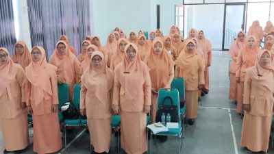 DWP Kemenag Kota Kediri Gelar Pertemuan Rutin, Anggota Antusias Ikuti Pelatihan Buket Bunga
