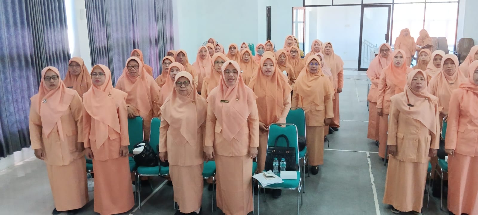 DWP Kemenag Kota Kediri Gelar Pertemuan Rutin, Anggota Antusias Ikuti Pelatihan Buket Bunga