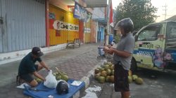 Omzet Menurun, Pedagang Kelapa Muda Asal Kandat Kurangi Pasokan ke Pasar Paing