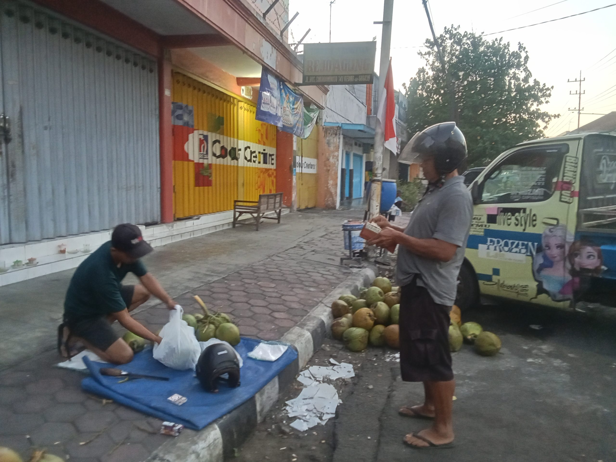 Omzet Menurun, Pedagang Kelapa Muda Asal Kandat Kurangi Pasokan ke Pasar Paing