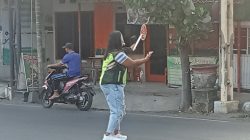 Erik, Perempuan Tangguh Membantu Kelancaran Lalu Lintas di simpang Empat Manisrenggo