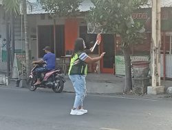Erik, Perempuan Tangguh yang Mengatur Lalu Lintas di Simpang Empat Manisrenggo, Kota Kediri