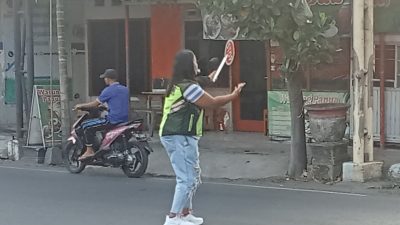 Erik, Perempuan Tangguh Membantu Kelancaran Lalu Lintas di simpang Empat Manisrenggo