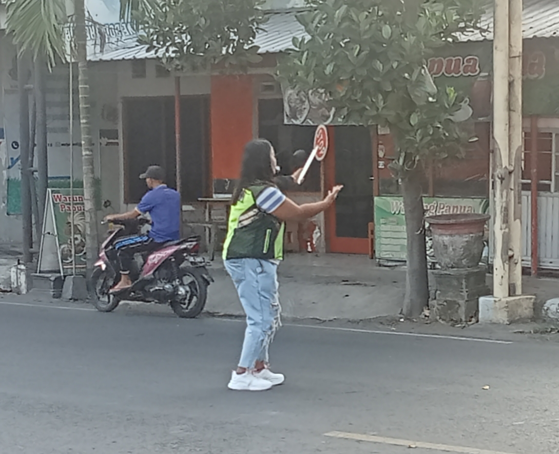 Erik, Perempuan Tangguh Membantu Kelancaran Lalu Lintas di simpang Empat Manisrenggo