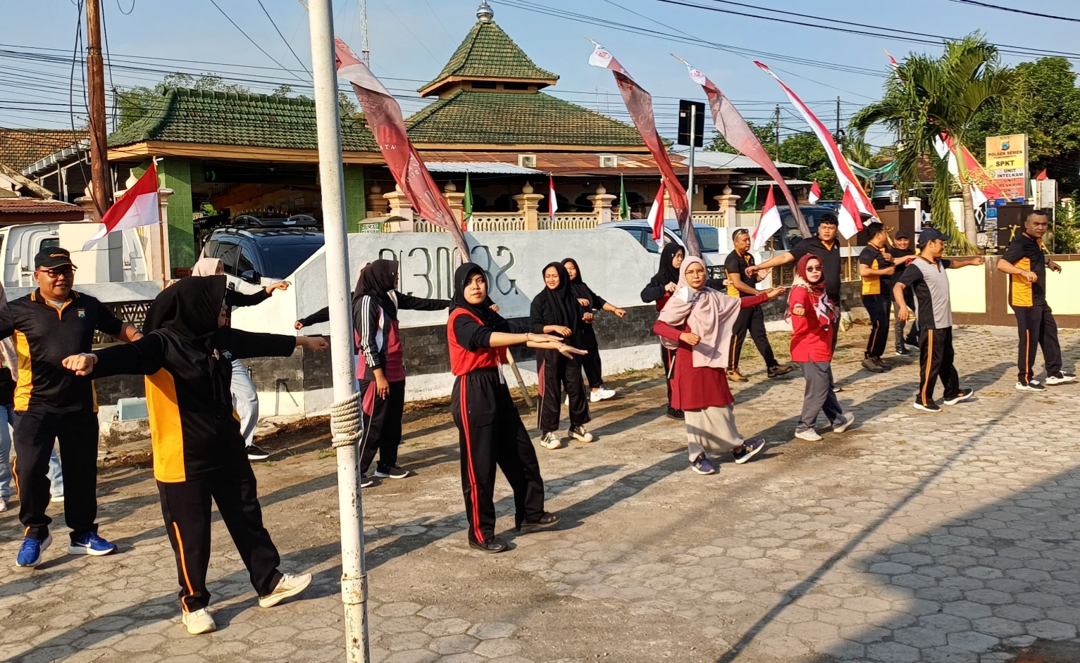 Meriah, Tiga Pilar Kecamatan Semen Gelar Senam Sehat & Lomba Sambut HUT ke-80 RI