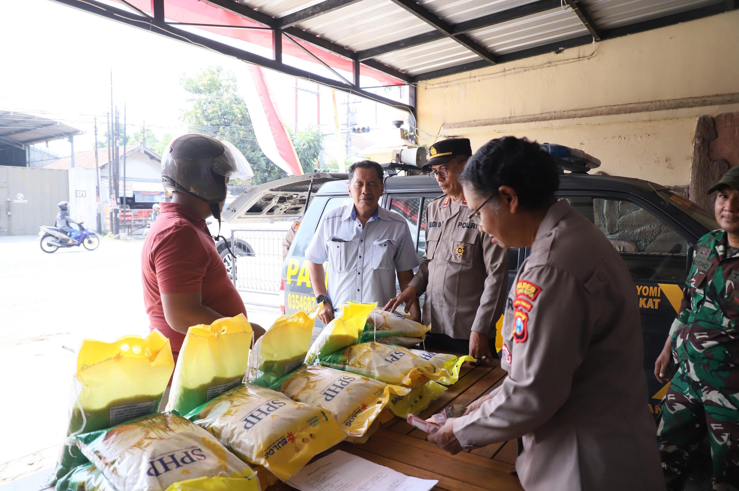 Wakapolsek Pesantren Pimpin GPM, 500 Kg Beras Ludes Diserbu Warga