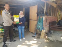 Bhabinkamtibmas Ngronggo Jual Beras Murah Door to Door Pakai Motor Dinas