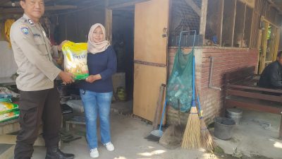 Bhabinkamtibmas Ngronggo Jual Beras Murah Door to Door Pakai Motor Dinas