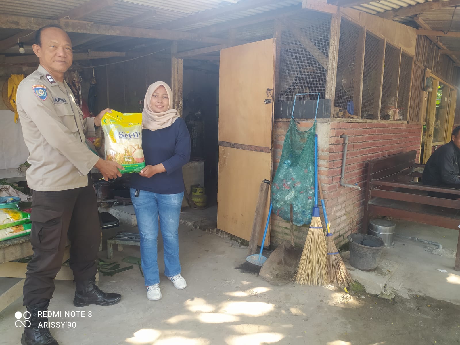 Bhabinkamtibmas Ngronggo Jual Beras Murah Door to Door Pakai Motor Dinas