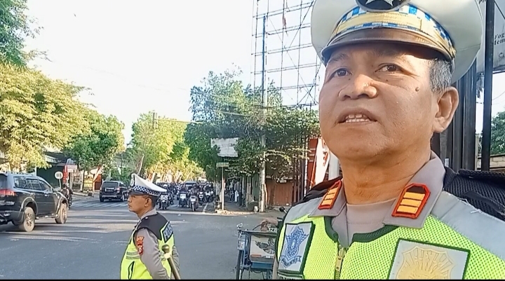 Polsek Pesantren Gelar Sapa Pagi di Simpang RS Baptis, Pastikan Lalin Lancar dan Aman