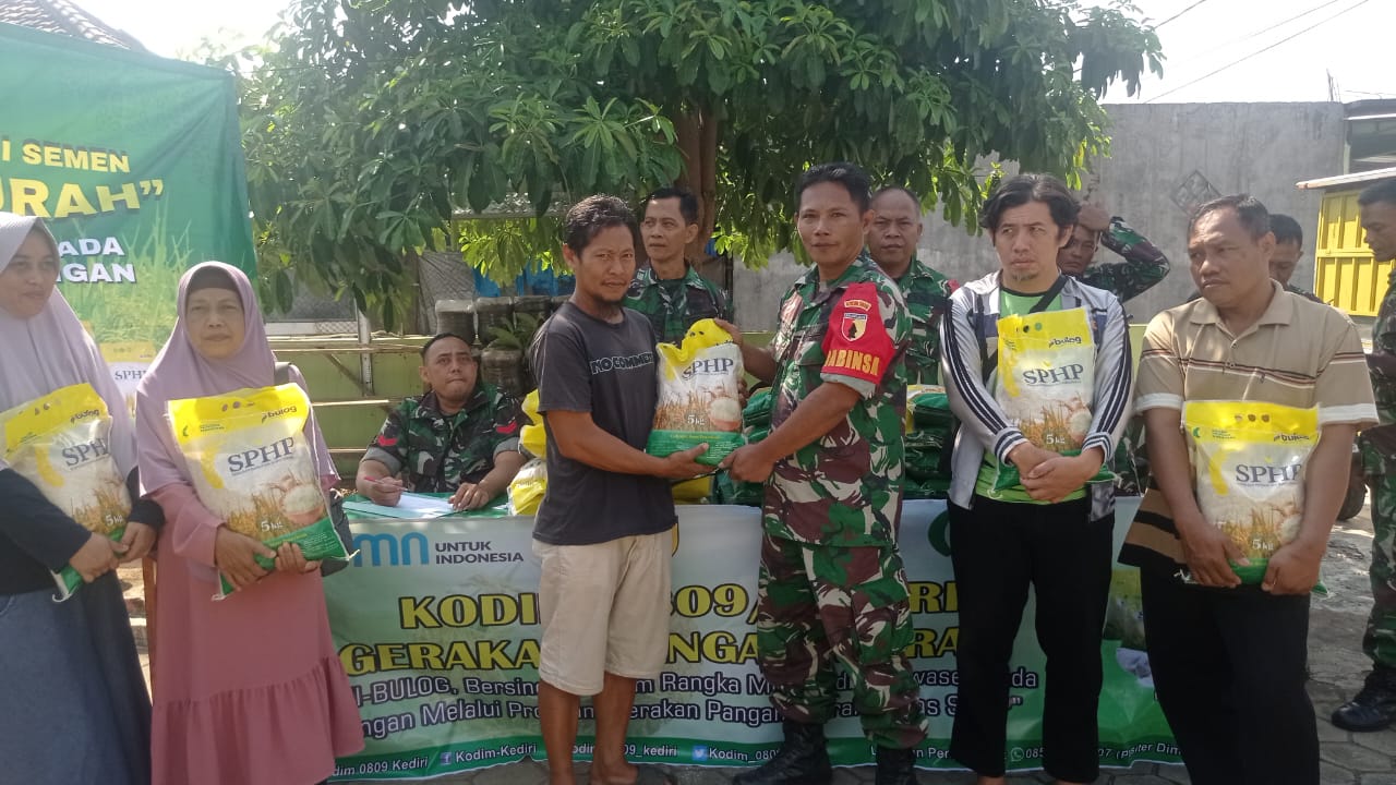 Beras SPHP Bulog Diserbu Warga Semen, Koramil 0809/22 Ramai Antrean