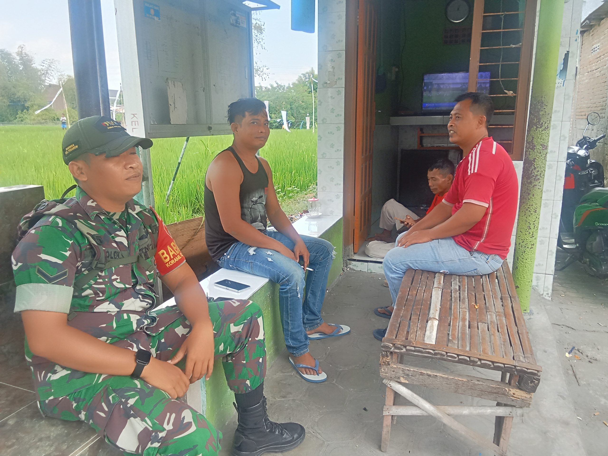 Babinsa Tosaren Imbau Warga Jaga Kondusivitas Menyambut HUT ke-80 RI