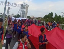 Bendera Merah Putih Raksasa Dibentang di Puncak Gunung Klotok, Kediri, Begini Proses Pemasangannya