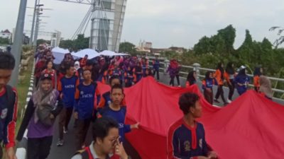 Bendera Merah Putih Raksasa Dibentang di Puncak Gunung Klotok, Kediri, Begini Proses Pemasangannya